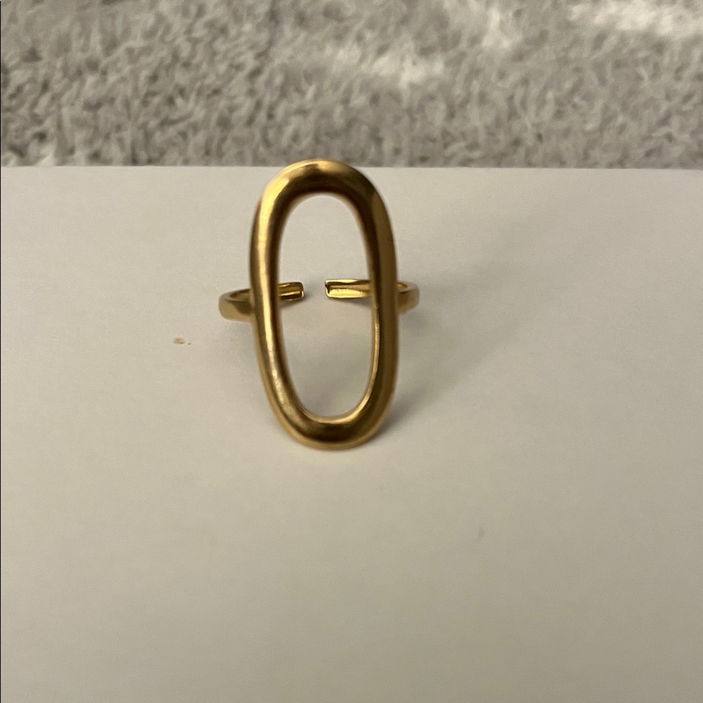 Chic Gold Oval Statement Ring - Picture 3 of 4